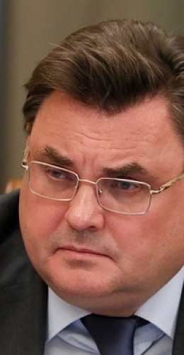 Россияне поддержали идею запретить неплательщикам алиментов летать в бизнес-классе
