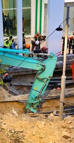 В Куала-Лумпуре туристка провалилась под землю на тротуаре